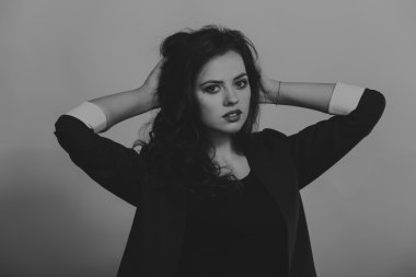 Bir kız güzel romantik görüntüsü. Güzel esmer şık elbiseli. Profesyonel makyaj ve Takı Tasarım. Moda dergileri, afiş ve Web siteleri için fotoğraf.