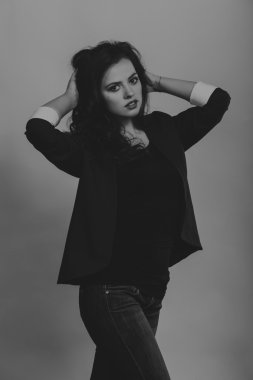 Bir kız güzel romantik görüntüsü. Güzel esmer şık elbiseli. Profesyonel makyaj ve Takı Tasarım. Moda dergileri, afiş ve Web siteleri için fotoğraf.