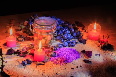 Üzüm ve mumlar güzel kompozisyonu. Işık güzel oyun.