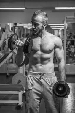Adam jimnastik salonu. Egzersiz halter kılıyor. Spor, güç, halter, gerginlik, egzersiz - sağlıklı bir yaşam tarzı kavramı. Fitness ve spor hakkında makale.