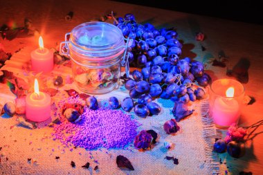 Üzüm ve mumlar güzel kompozisyonu. Işık güzel oyun.