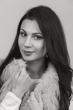 Seksi esmer beyaz zemin üzerinde. Profesyonel makyaj. Moda dergileri, afiş ve Web siteleri için fotoğraf.