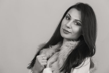 Seksi esmer beyaz zemin üzerinde. Profesyonel makyaj. Moda dergileri, afiş ve Web siteleri için fotoğraf.