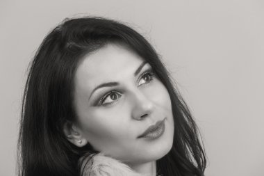 Seksi esmer beyaz zemin üzerinde. Profesyonel makyaj. Moda dergileri, afiş ve Web siteleri için fotoğraf.