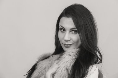 Seksi esmer beyaz zemin üzerinde. Profesyonel makyaj. Moda dergileri, afiş ve Web siteleri için fotoğraf.