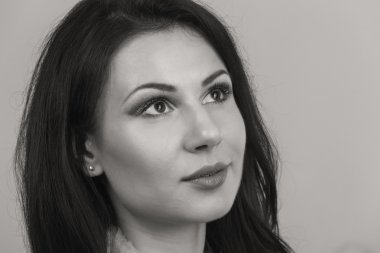 Seksi esmer beyaz zemin üzerinde. Profesyonel makyaj. Moda dergileri, afiş ve Web siteleri için fotoğraf.