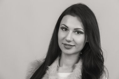 Seksi esmer beyaz zemin üzerinde. Profesyonel makyaj. Moda dergileri, afiş ve Web siteleri için fotoğraf.