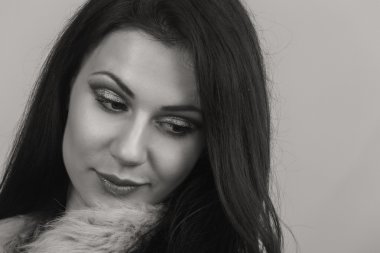 Seksi esmer beyaz zemin üzerinde. Profesyonel makyaj. Moda dergileri, afiş ve Web siteleri için fotoğraf.