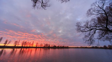 Güzel bir akşam günbatımı doğada