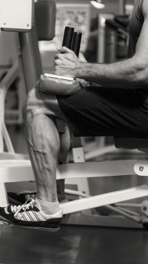 Bacak egzersizleri, egzersiz simülatör yapan erkek. Spor, sağlıklı yaşam tarzı.