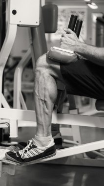 Bacak egzersizleri, egzersiz simülatör yapan erkek. Spor, sağlıklı yaşam tarzı.