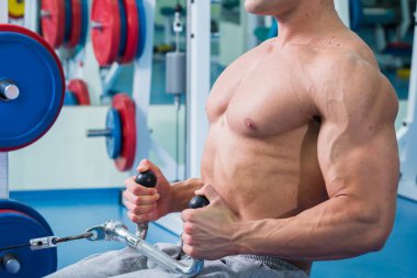 Güçlü kas adam jimnastik egzersizleri yapıyor.