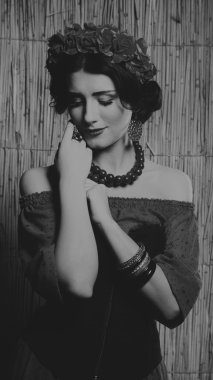 Siyah ve beyaz fotoğraf güzel kız, güzel makyaj. Şık bir kızın kafasına güzel çelengi