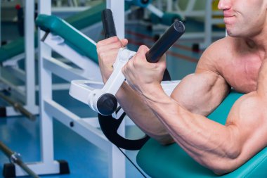 Güçlü kas adam jimnastik egzersizleri yapıyor.