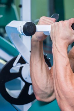 Güçlü kas adam jimnastik egzersizleri yapıyor.