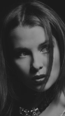 Siyah ve beyaz fotoğraf akıllı kız. Yakın çekim Fotoğraflar, yaratıcı Fotoğraflar