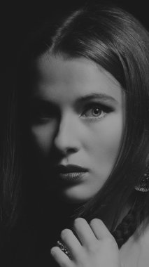 Siyah ve beyaz fotoğraf akıllı kız. Yakın çekim Fotoğraflar, yaratıcı Fotoğraflar