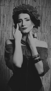 Siyah ve beyaz fotoğraf güzel kız, güzel makyaj. Şık bir kızın kafasına güzel çelengi