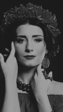 Siyah ve beyaz fotoğraf güzel kız, güzel makyaj. Şık bir kızın kafasına güzel çelengi