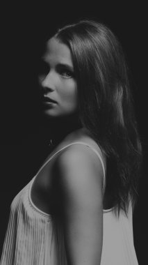 Siyah ve beyaz fotoğraf akıllı kız. Yakın çekim Fotoğraflar, yaratıcı Fotoğraflar