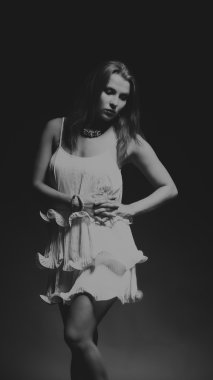 Siyah ve beyaz fotoğraf akıllı kız. Yakın çekim Fotoğraflar, yaratıcı Fotoğraflar