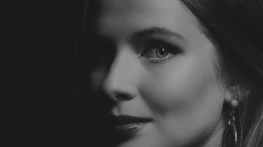 Siyah ve beyaz fotoğraf akıllı kız. Yakın çekim Fotoğraflar, yaratıcı Fotoğraflar