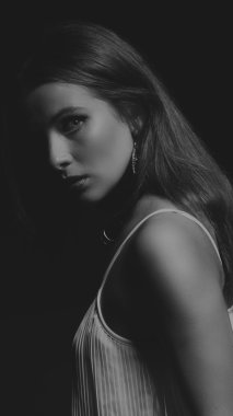 Siyah ve beyaz fotoğraf akıllı kız. Yakın çekim Fotoğraflar, yaratıcı Fotoğraflar