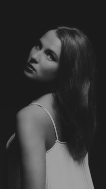 Siyah ve beyaz fotoğraf akıllı kız. Yakın çekim Fotoğraflar, yaratıcı Fotoğraflar