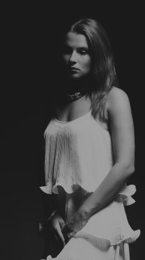 Siyah ve beyaz fotoğraf akıllı kız. Yakın çekim Fotoğraflar, yaratıcı Fotoğraflar