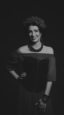 Siyah ve beyaz fotoğraf güzel kız, güzel makyaj. Şık bir kızın kafasına güzel çelengi