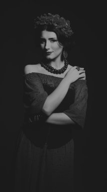 Siyah ve beyaz fotoğraf güzel kız, güzel makyaj. Şık bir kızın kafasına güzel çelengi