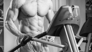 Güçlü kas adam jimnastik egzersizleri yapıyor.