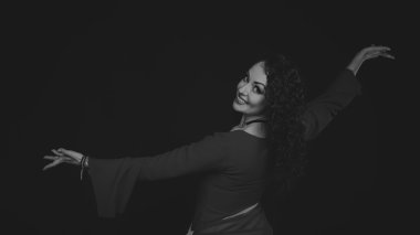 Siyah ve beyaz fotoğraf zarif kız elbise. Yaratıcı fotoğraf