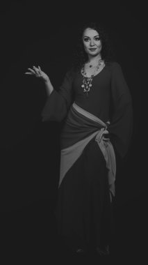 Siyah ve beyaz fotoğraf zarif kız elbise. Yaratıcı fotoğraf