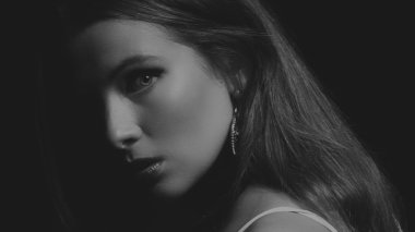 Siyah ve beyaz fotoğraf akıllı kız. Yakın çekim Fotoğraflar, yaratıcı Fotoğraflar