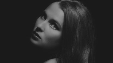 Siyah ve beyaz fotoğraf akıllı kız. Yakın çekim Fotoğraflar, yaratıcı Fotoğraflar