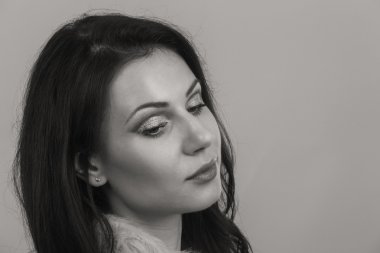 Seksi esmer beyaz zemin üzerinde. Profesyonel makyaj. Moda dergileri, afiş ve Web siteleri için fotoğraf.