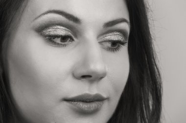 Seksi esmer beyaz zemin üzerinde. Profesyonel makyaj. Moda dergileri, afiş ve Web siteleri için fotoğraf.