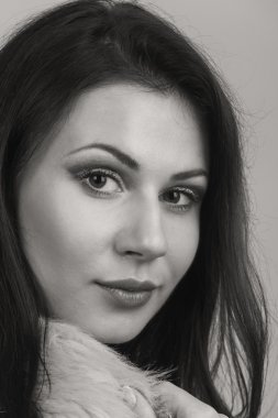 Seksi esmer beyaz zemin üzerinde. Profesyonel makyaj. Moda dergileri, afiş ve Web siteleri için fotoğraf.