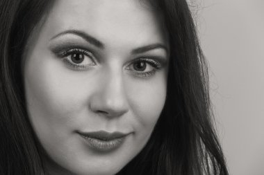 Seksi esmer beyaz zemin üzerinde. Profesyonel makyaj. Moda dergileri, afiş ve Web siteleri için fotoğraf.