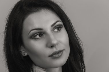 Seksi esmer beyaz zemin üzerinde. Profesyonel makyaj. Moda dergileri, afiş ve Web siteleri için fotoğraf.