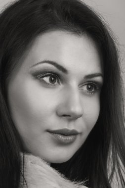 Seksi esmer beyaz zemin üzerinde. Profesyonel makyaj. Moda dergileri, afiş ve Web siteleri için fotoğraf.