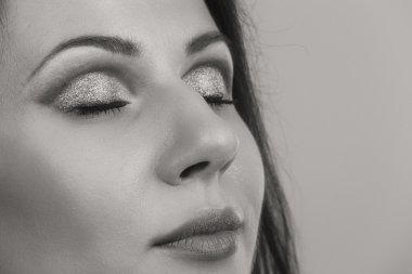 Seksi esmer beyaz zemin üzerinde. Profesyonel makyaj. Moda dergileri, afiş ve Web siteleri için fotoğraf.