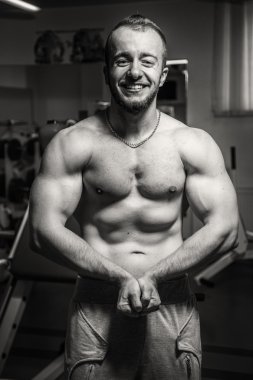 Atlet kasları gösterir. Vücudunuzun üzerinde çalışmak ve hedefe ulaşmak. Fotoğraflar spor dergi ve Web siteleri için.