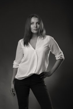 Zarif kız beyaz bluz, siyah-beyaz fotoğraf