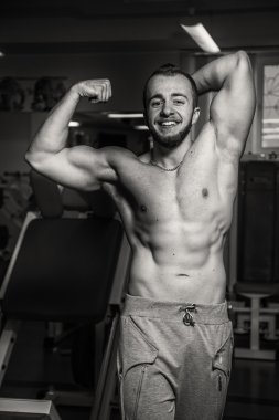 Atlet kasları gösterir. Vücudunuzun üzerinde çalışmak ve hedefe ulaşmak. Fotoğraflar spor dergi ve Web siteleri için.