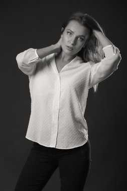 Zarif kız beyaz bluz, siyah-beyaz fotoğraf