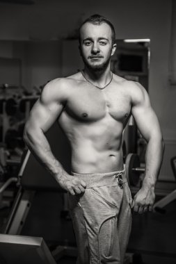 Atlet kasları gösterir. Vücudunuzun üzerinde çalışmak ve hedefe ulaşmak. Fotoğraflar spor dergi ve Web siteleri için.