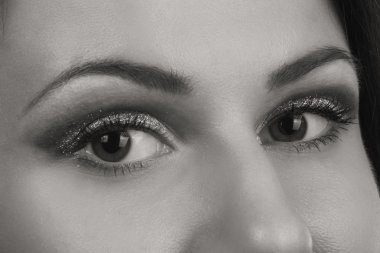 Seksi esmer beyaz zemin üzerinde. Profesyonel makyaj. Moda dergileri, afiş ve Web siteleri için fotoğraf.