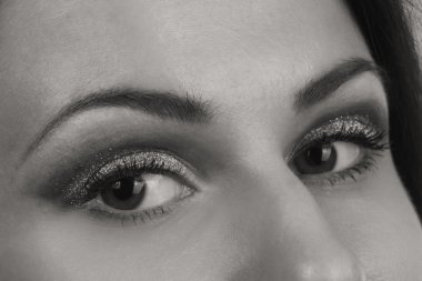 Seksi esmer beyaz zemin üzerinde. Profesyonel makyaj. Moda dergileri, afiş ve Web siteleri için fotoğraf.